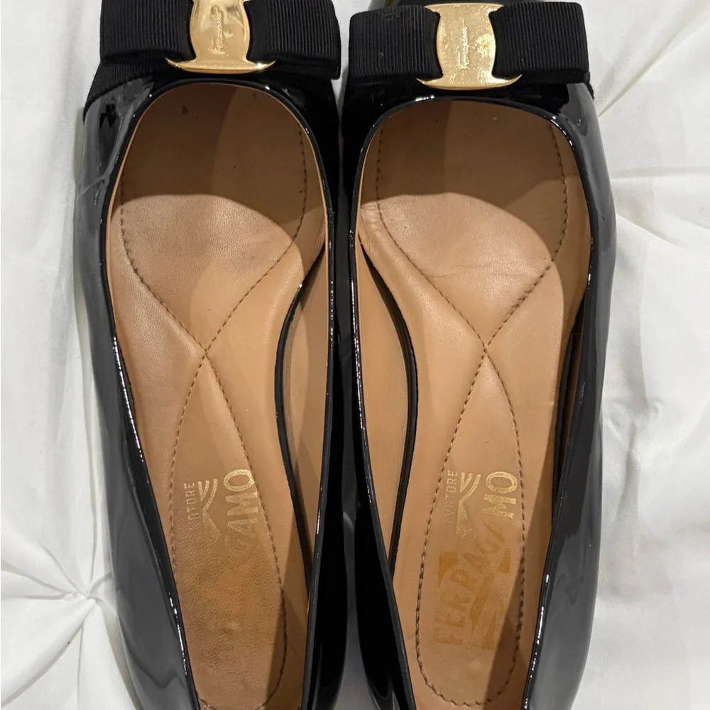 Salvatore Ferragamo Black Patent Vara Bow Flats with Gold Logo - Picture 2 of 7